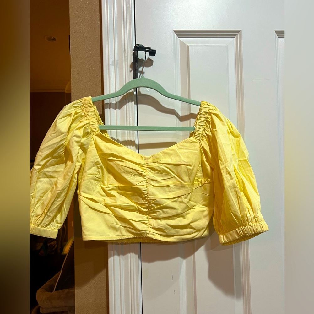 medium puffy sleeve cropped yellow top